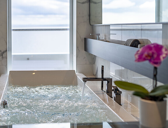 Lassen Sie sich verwöhnen! Scenic_Eclipse_Spa_Suite_Spa_Bath.jpg